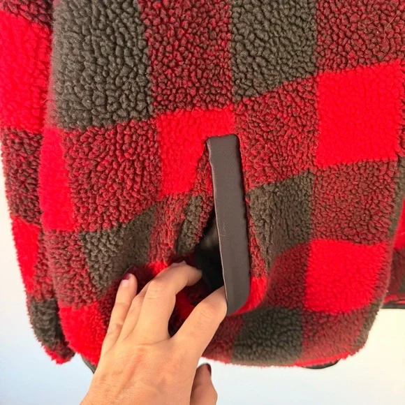 ⭐️ Abercrombie & Fitch Red and Black Buffalo Plaid Zip-Up Pull Over - Picture 4 of 6